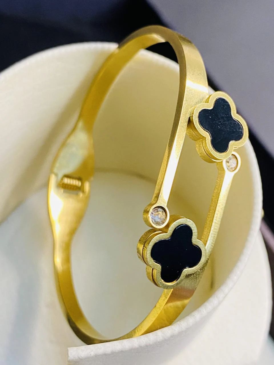 Two Clover Leaf Single Zircon Bangle